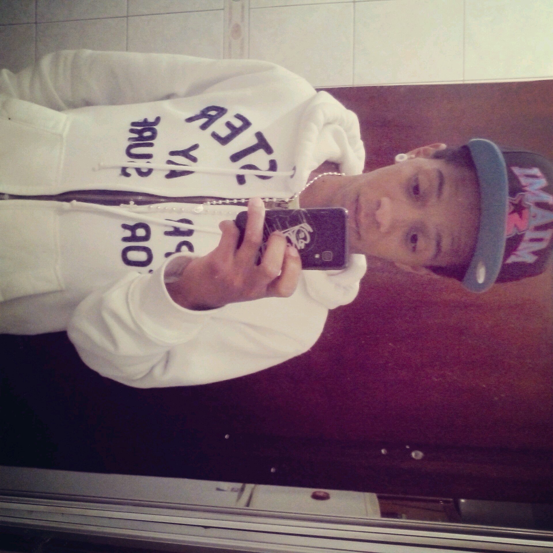 Vocês riem de mim por eu ser diferente, e eu rio de vocês por serem todos iguais.  #Skate, #Alargador, #Rap e #Corinthians. (Perfeito) .-.