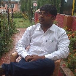 मैं उस प्रभु का भक्त हूँ, अज्ञानी जिसे मानव कहते हैं ।