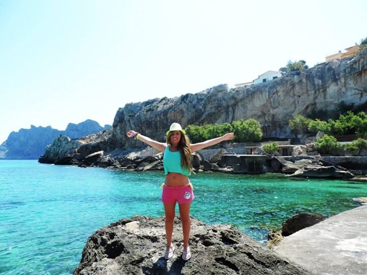 Carolinabauti's profile picture. Always happy :)