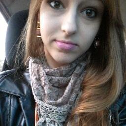 Camila Larissa Angst, pisciana, loira, 17 anos, since 07 de março de 1996, estudo no 3º ano. Um irmão, pai e mãe.
