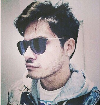 Bigodinho, guitarrista, namorado da Amanda e meu amor.