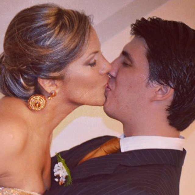 Amiguero, sociable, respetuoso, chistoso, responsable, deportista, estudioso y completamente enamorado del amor de mi vida...