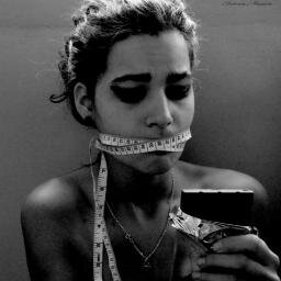 Demasiado dolor para tan poca edad. Jodida de mil maneras diferentes. 'Solo estoy cansada' como forma de vida.