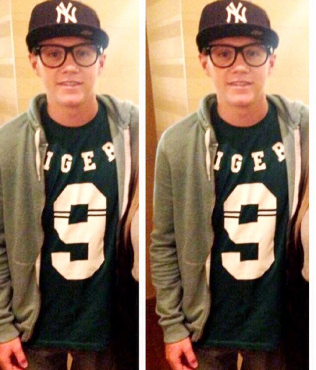 Follow @niallbubby cause this is free and she (me) follows back yay