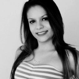 Virginiana, estudante,18 anos, flamenguista, adora tocar, rir, falar, apaixonada pela família, amigos e muito feliz. ♥