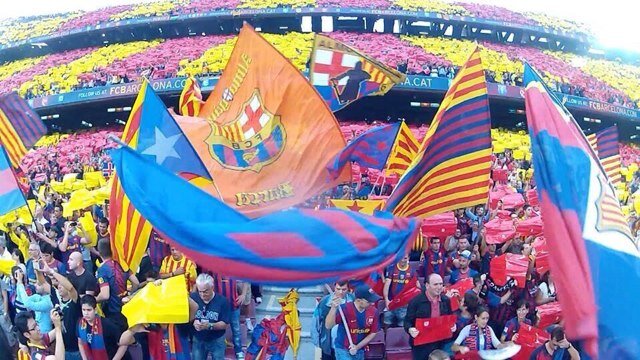 VOLEM UNA GRADA JOVE AL CAMP NOU   PERQUE CREIEM QUE EL NOSTRE CLUB ES MEREIX UNA GRAN AFI CIÓ                              QUEREMOS UNA GRADA JOVEN