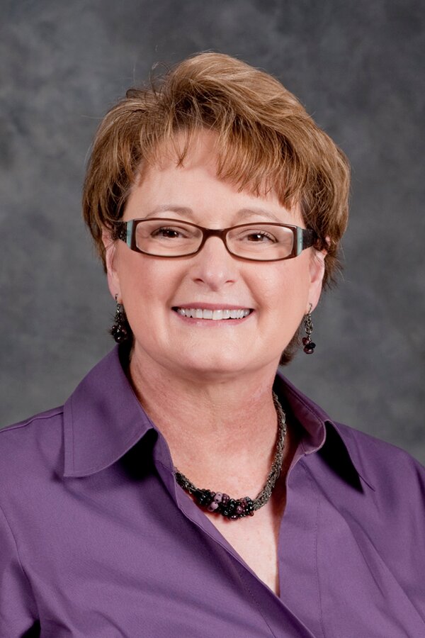 Mom of Katie, MTSU PR and journalism lecturer, First Amendment enthusiast, UT and Vandy fan (weird, huh?), Main Street lover, struggling golfer
