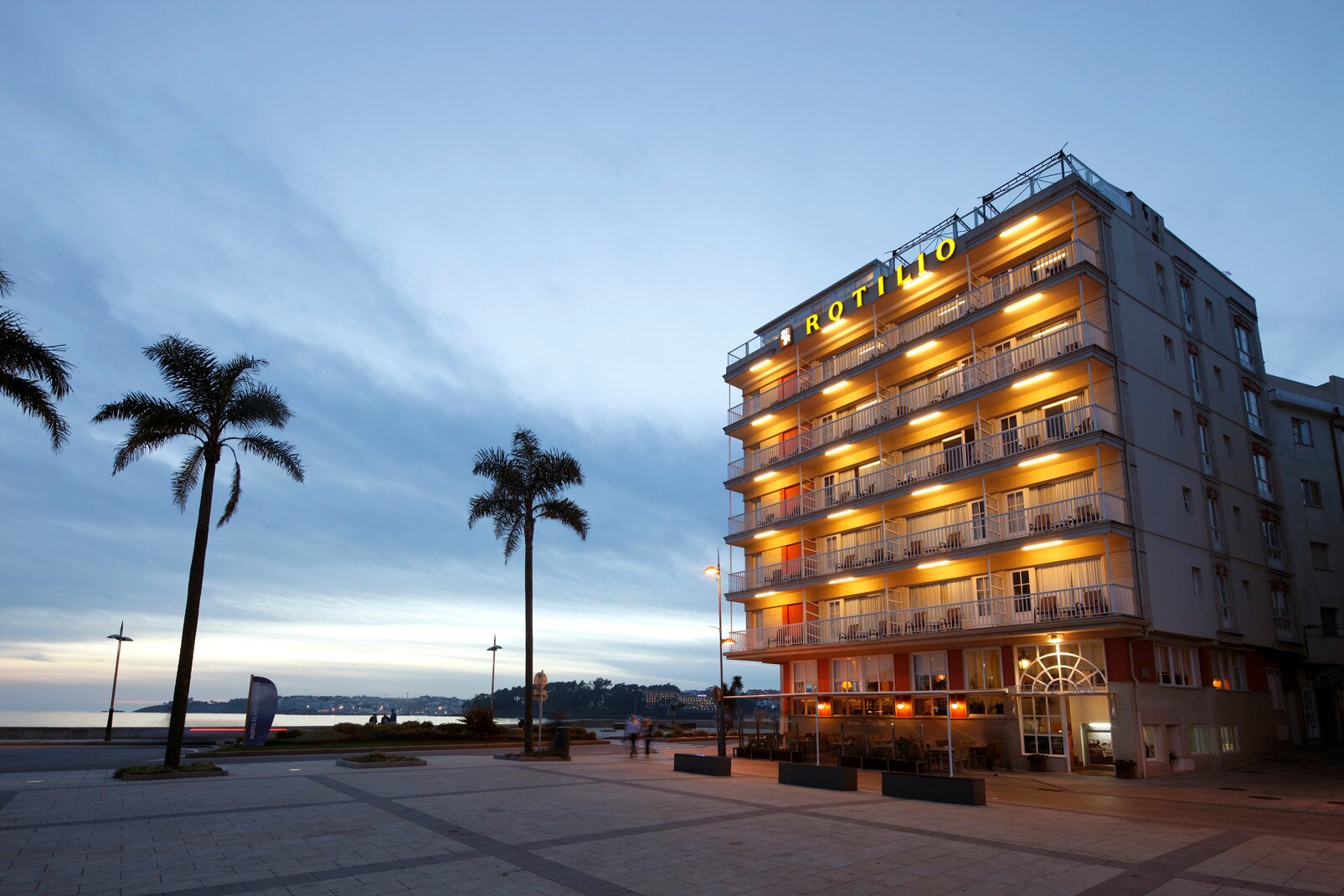 Apartamentos con excelentes vistas al mar, encanto y de trato familiar ubicado en pleno puerto deportivo de Sanxenxo (Galicia). También restaurante