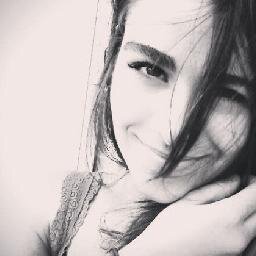 Não tenho pressa pra eternidade, nem quero ter que amar pela metade.  Eu não me forço ao amor, eu não me forço...