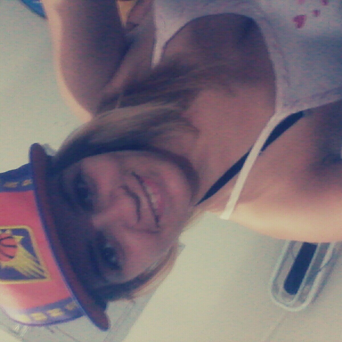 - eu que vivo com α cαbeçα nα luα, com músicα no ouvido e corαção nα bocα (: