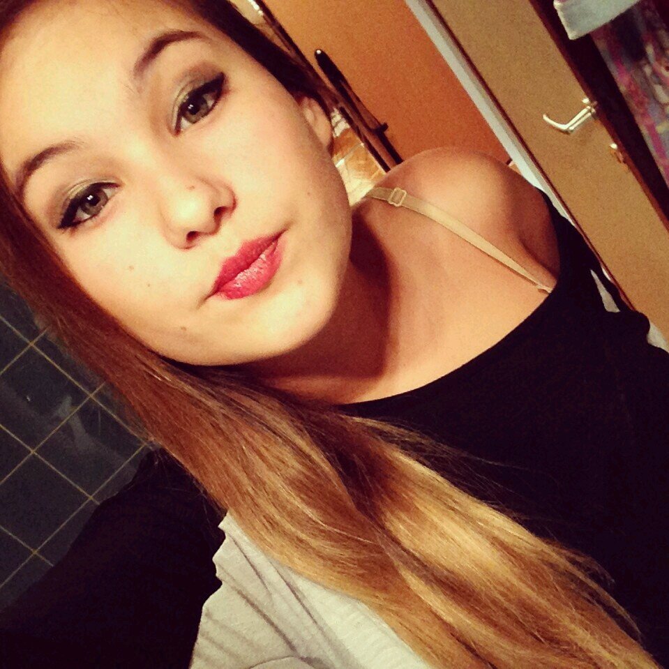 Tu crois que j'vais mal, tu crois que j'dors plus, tu veux sécher mes larmes mais ça fait bien longtemps que j'pleurs plus.