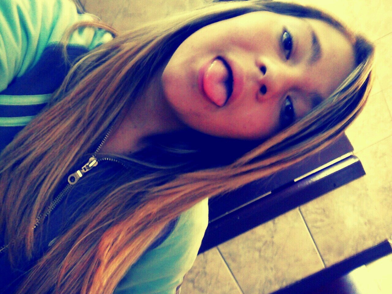 Agoora eu tô assim só fazendo besteira de dia eu tô casada de noite eu tô solteira ♫ , mtoo zika u.u , amo minha diva pocahontas ♥