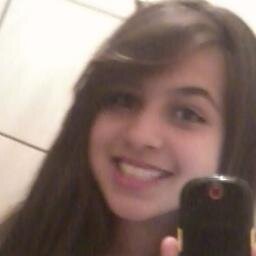 Amo ouvir musica, gosto de tudo , quando me irritar pode sair correndo pq fico muito Brava kkk', mais tbm bricadeiras tem limites