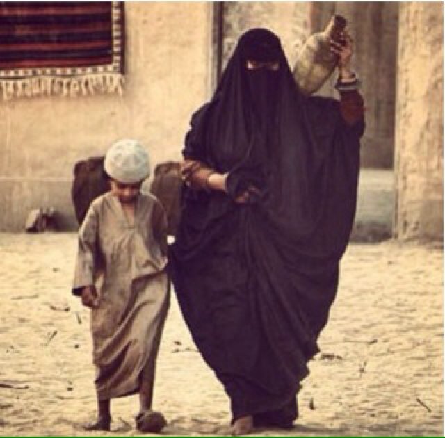 . . . رزينـة عقـل ، يوم الـعذآرى بعضهن خفـآف. . ♡