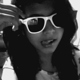 umm.. Hola como esta? la verdad yo soy super fanatica de justin bieber soy de colombia espero ir al belieber tour y espero caerles bien sigueme si eres belieber