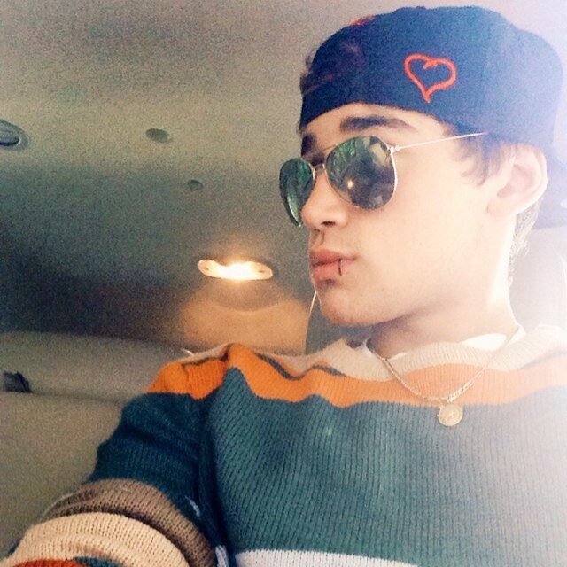 I just gave you a free follow!! in return please follow @KeepCalmJanosk and she'll follow you back on it :D Beau/5 follow