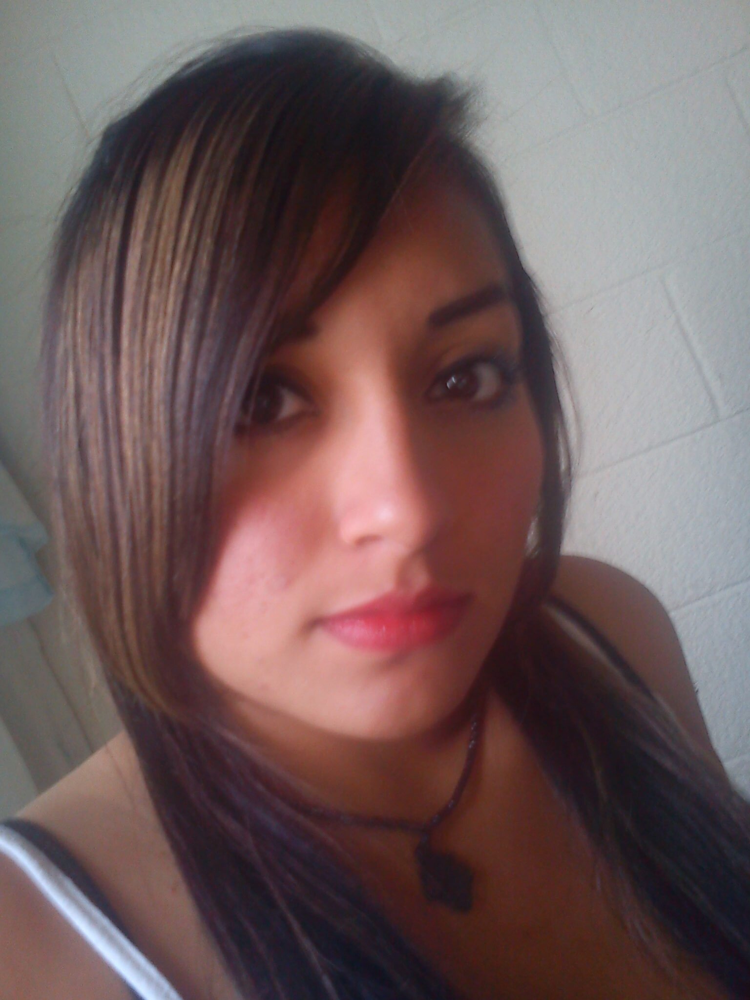 soy tierna, me gusta salir a bailar, leer y divertirme.
