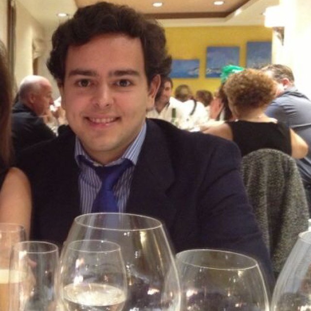 Onubense, Benahavileño y Recreativista. Grado en Administración y Dirección de Empresas.