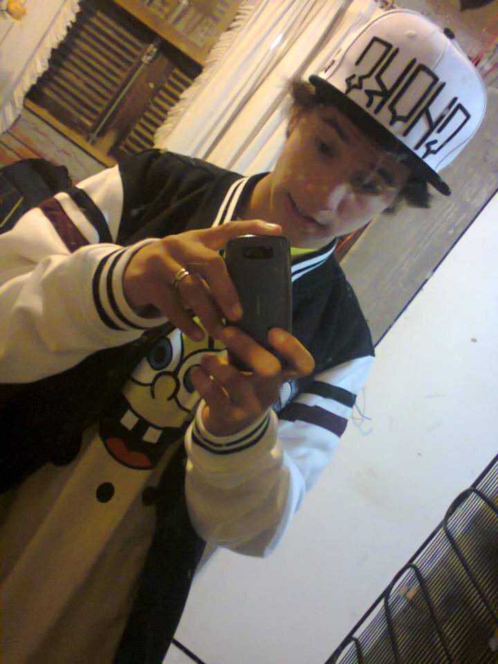 Coé , Vim aqui falar que esse menino é muito importante pra mim ' e que eu amo ele de mais k k  33  tamo junto sempre! ;33 beijo ;* @_DhuuuuZs