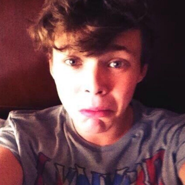 Heres a free follow! Now follow @5secsofsummaaa & @belowniam & @thatirishcraic !! They follow back if you ask (: