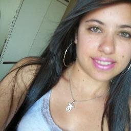 Simplesmente uma garota
Com inocência de criança,
malícia de adolescente,
e sentimentos de uma mulher! Só kerendo ser feliz!!!