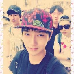 อันยองครับ!!! ผมเยซองนิ้วสั้น(?) ผมใจดีนะ หื่นนิดๆ(?) แถมหล่ออีกต่างหาก ชอบขายแว่นครับ ฮ่าๆ ฟอลมาคุยกันเยอะๆนะคร้าบบ~  #I'm Bot Not Real