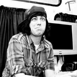 [Fake]
Vocalista de Sleeping With Sirens