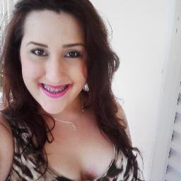 Eu amo as palavras, mas sou completamente apaixonada por atitudes.