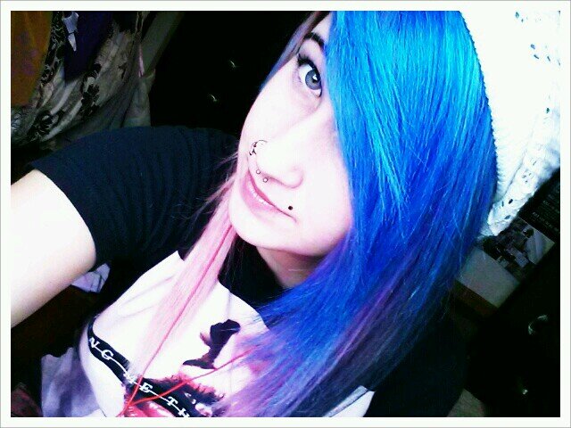 i love piercings and music Kay bye :3