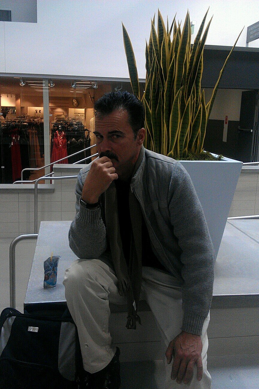 I am a actor, have been on television, movies, commercials, I do stunts, improv,  comedy,  I am a disabled american. robertleland@ymail.com.