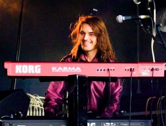 Gonzalo Carrera keyboard player  from Vigo north west of Spain , living in london, has worked with John Helliwell ( Supertramp) Hugh Macdowell ( elo) and many