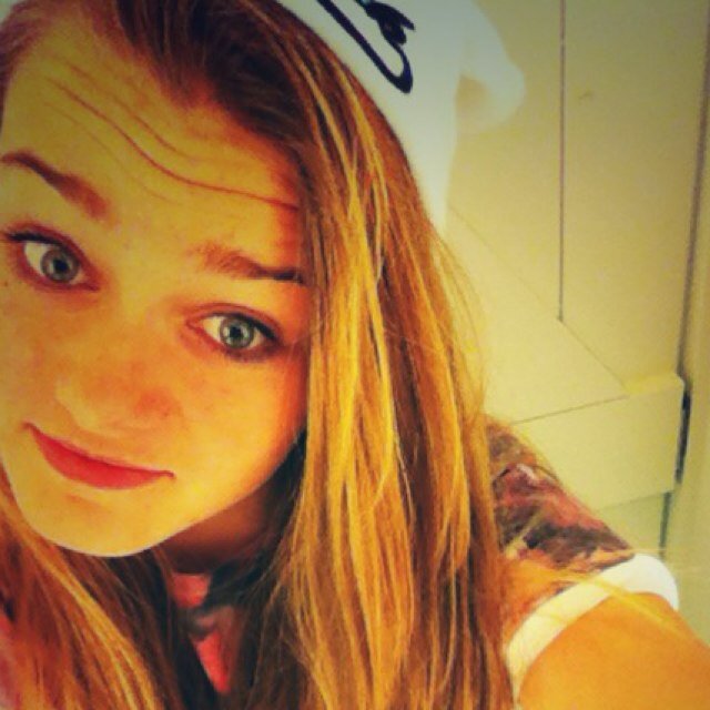 Mel_stfu's profile picture. Unfollow me and go follow @Mel_J_Burns