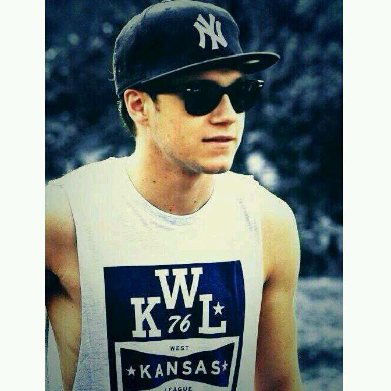 I GAVE YOU A FREE FOLLOW CAN YOU PLEASE FOLLOW @awwxniall (ask for a follow back )