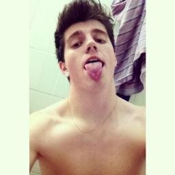 sou o peladeiro de fim-de-semana, o cara de all-star que curte rock ♪
- so na brisa! é o meu lema !