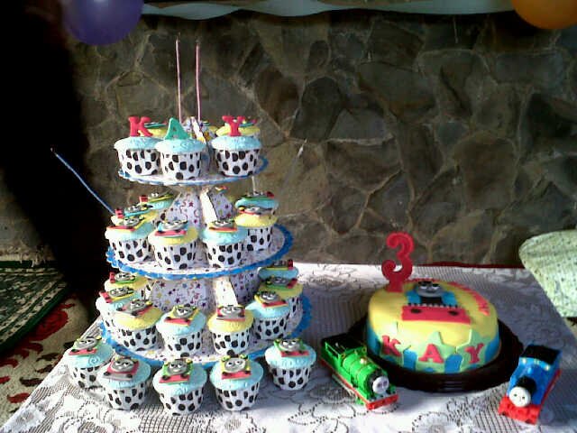 Menyediakan cupcake aneka topping dengan design customize sesuai permintaan....info 085755167616/ 2a982491