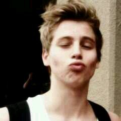 In love with four aussies #TeamMashton #TeamCake 0/4