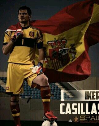 Capitan historico del Real Madrid y de la seleccion Española,vive para que los goles de en sueño sean solo eso, la ultima esperanza del equipo IKER CASILLAS