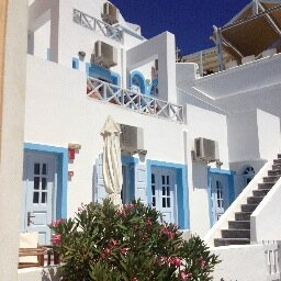 A family operated boutique hotel perched on the edge of Santorini's mystical caldera.