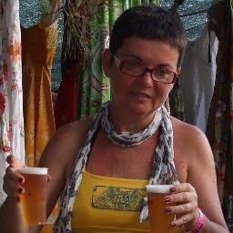 ...falar de mim não é fácil. Nós quase sempre vemos melhor os defeitos e qualidades dos outros, do que os nossos próprios.Eu tento ser e dar o melhor de mim :)