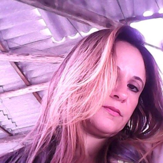 sou extrovertida adoro ouvir musica sou muito carinhosa e sincera