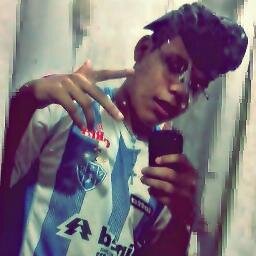 De Ranger Rover, Evoke
Na pista, eu arraso
Pro Instagram, um close
Ela comenta 'eu caso'