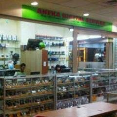 Menjual berbagai macam accesoris kamera (baterei, charger, uv, lenshood, cleaning kit, tripod, bag kamera dll) serta menerima jasa servis kamera segala merk.