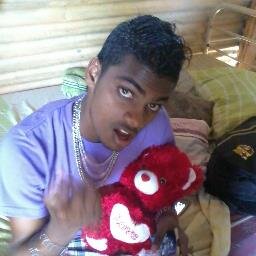 loves to listen music wid meh baby sis @artihottness
