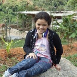 Amo brincar na internet, com minhas barbie e minha irmã.