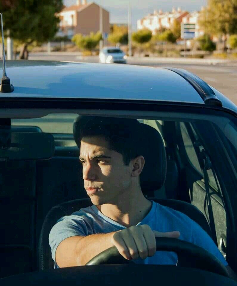 HitchSweet's profile picture. Mis prioridades se decantan por el tipo de filosofia europea: vino y mujeres... Aunque mujeres y mujeres es una opcion divertida.// Veni, vidi, vici.