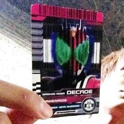 大体わかっている通りすがりの HOUSE DJ 。 罪を数えるのは苦手だが、諸々振り切るのは得意。 パンツは一応毎日はきかえている。 いつか月に行って「宇宙キター！」と叫ぶのが夢。 2012 年 GW には映画館でスーパー戦隊と戦った。
「約束する。俺がお前の、最後の希望だ！」
