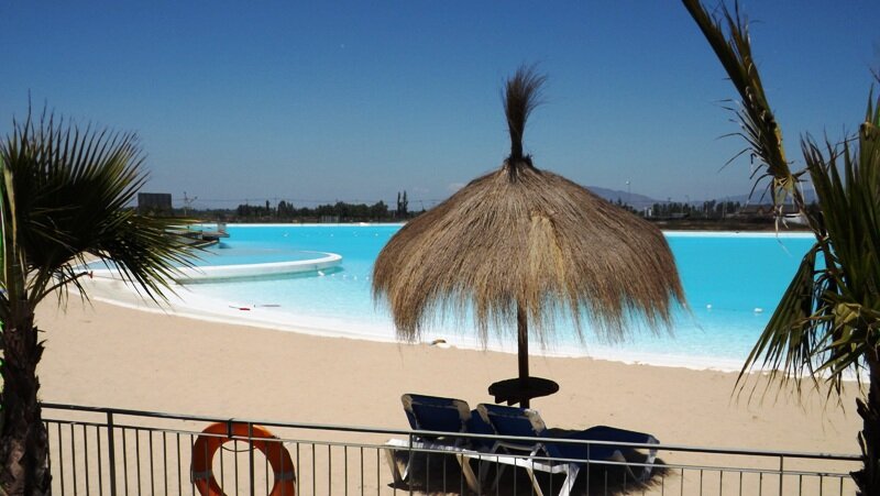 Arriendo departamento nuevo en Laguna Norte.

La laguna navegable, cristalina más grande de Santiago 3,6 Hectáreas, playas de arenas blancas.