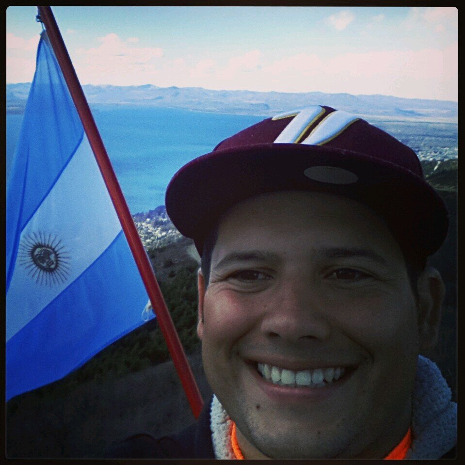 Venezolano de corazon, amante de los deportes, la playa el cine , la buena comida y de conocer nuevos lugares
