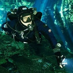Software developer by day, (Underwater)photographer, scuba diver and gadgetgeek by night (and sometimes also by day).
