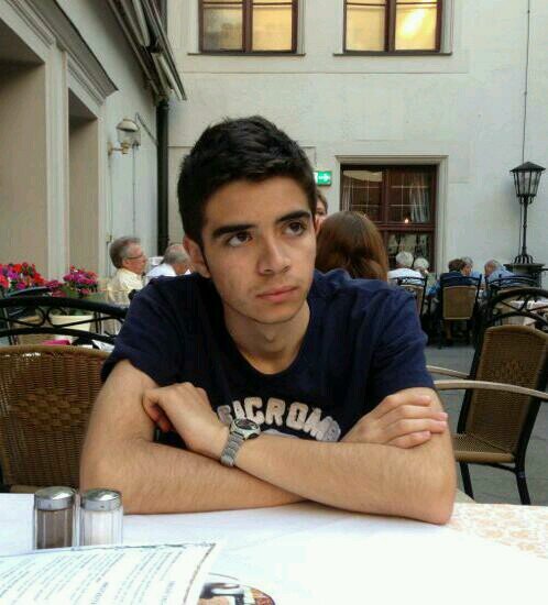 Jugador de frontenis. Ingeniero en potencia y en esencia. Teclista de #Wheelchairs. Finalista de Masterchef